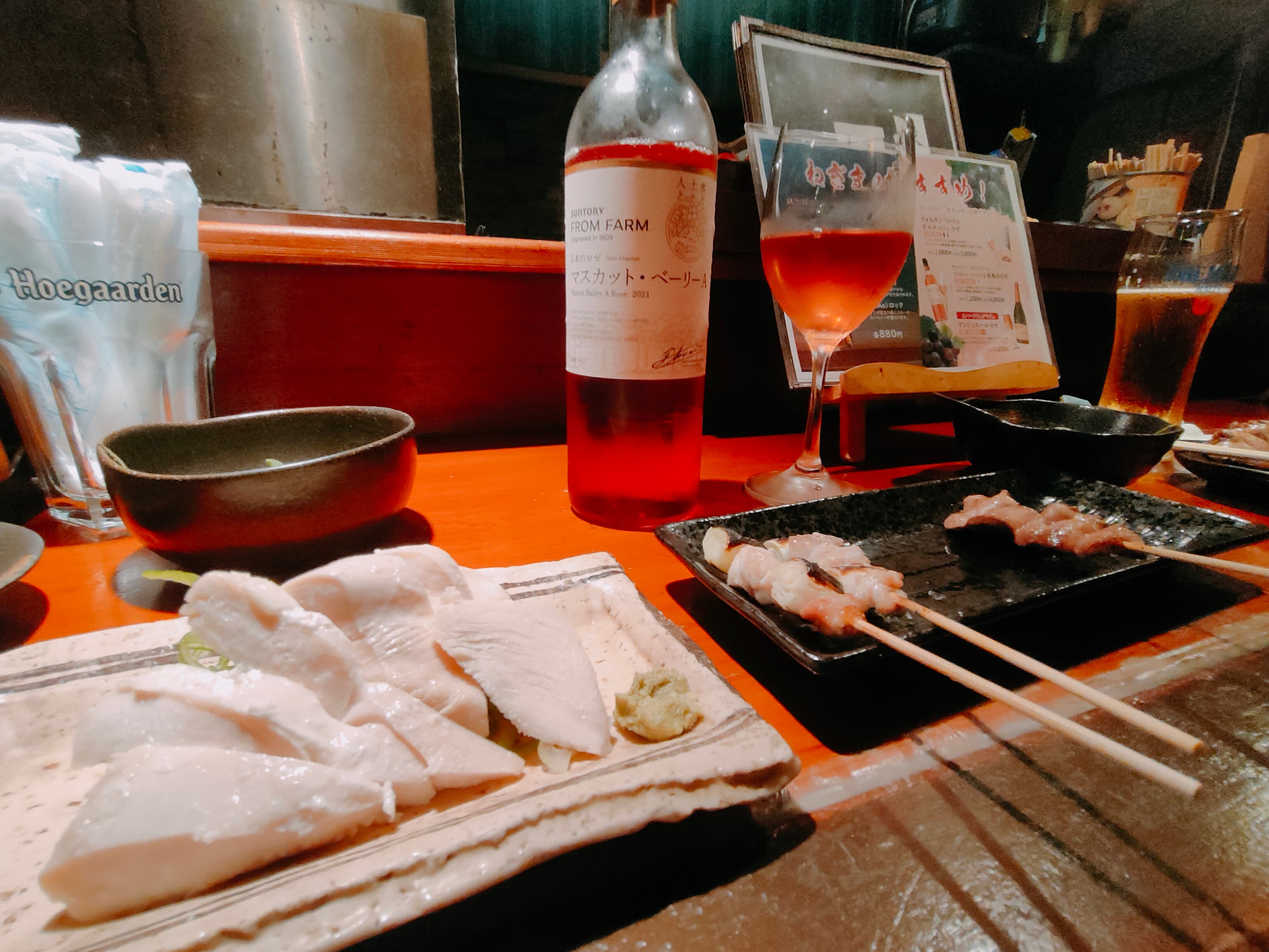 <p>焼き鳥ねぎまでの食体験は、鳥ハムと焼き鳥の絶妙な融合に魅了される素晴らしいものでした。鳥ハムは薄くスライスされた鶏肉が、しっとりとした食感と濃厚な味わいを持ち合わせており、口に入れるとほんのりとした燻製の香りが広がります。一方、焼き鳥は香ばしく焼き上げられた肉のジューシーさが堪能でき、特にねぎまはその名物として一味違う美味しさが楽しめます。</p><p style="text-align: start">鳥ハムと焼き鳥を交互に味わうことで、肉の風味の異なる表情が楽しめました。食材の質の高さと、職人の技術が見事に融合した料理は、グルメ愛好家の心を満足させること間違いなしです。焼き鳥ねぎまは、新たな鳥肉の楽しみ方を提案するお店として、その独自の魅力で食通たちを魅了しています。</p>