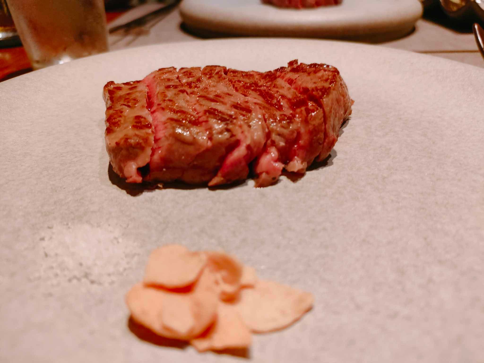 <p>円居でいただいたミディアムレアのステーキは絶品でした。肉は完璧な焼き加減で、外側は香ばしく、中はジューシーで柔らかい。調理のプロセスを目の前で見ることができ、シェフの熟練の技術に感銘を受けました。肉の風味は豊かで、塩や胡椒のシンプルな調味料が最高のアクセントを添えています。付け合わせの野菜も新鮮で、バターで軽く炒められており、絶妙な調和を楽しめました。ワインリストから選んだ赤ワインも肉との相性が抜群で、食事全体が素晴らしいものでした。円居のステーキは、肉好きにはたまらない極上の味わいで、再訪したくなること間違いなしです。</p>